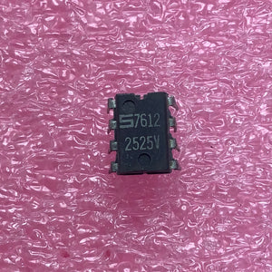 2525V - S - SIGNETICS - 1024-bit dynamic recirculating shift register IC 8 pin plastic DIP package.