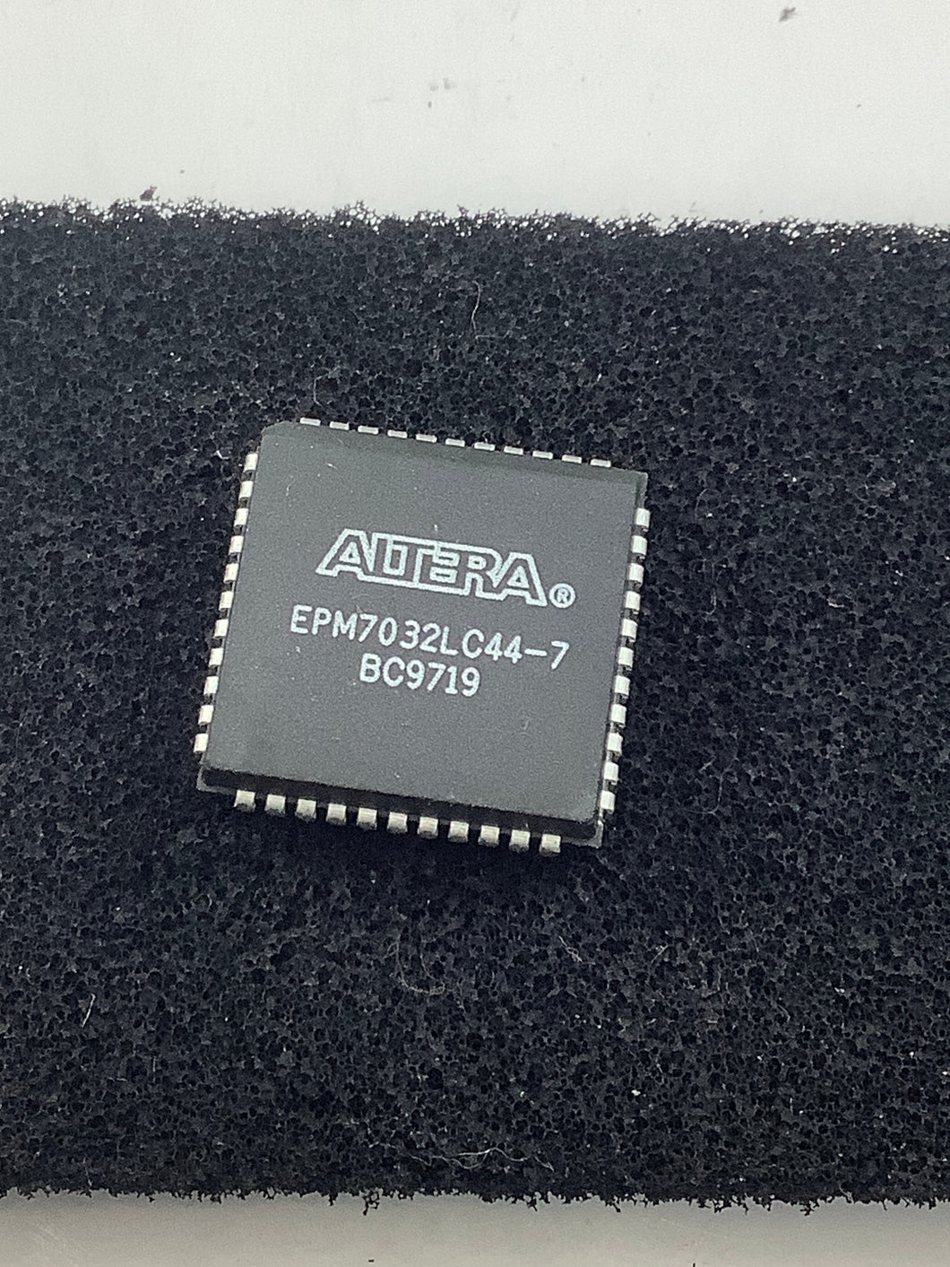 EPM7032LC44-7 - ALTERA - Programmable Logic Device