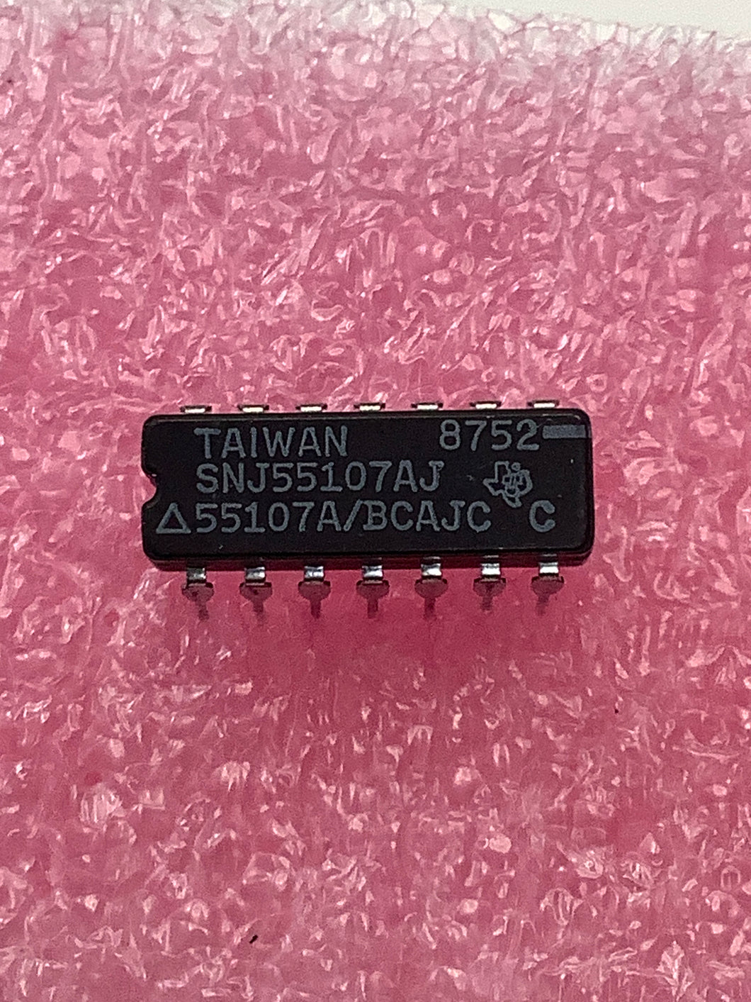 SNJ55107AJ - TI - Dual Line Receiver in a CDIP (J) package with 14 pins 55107A/BCAJC