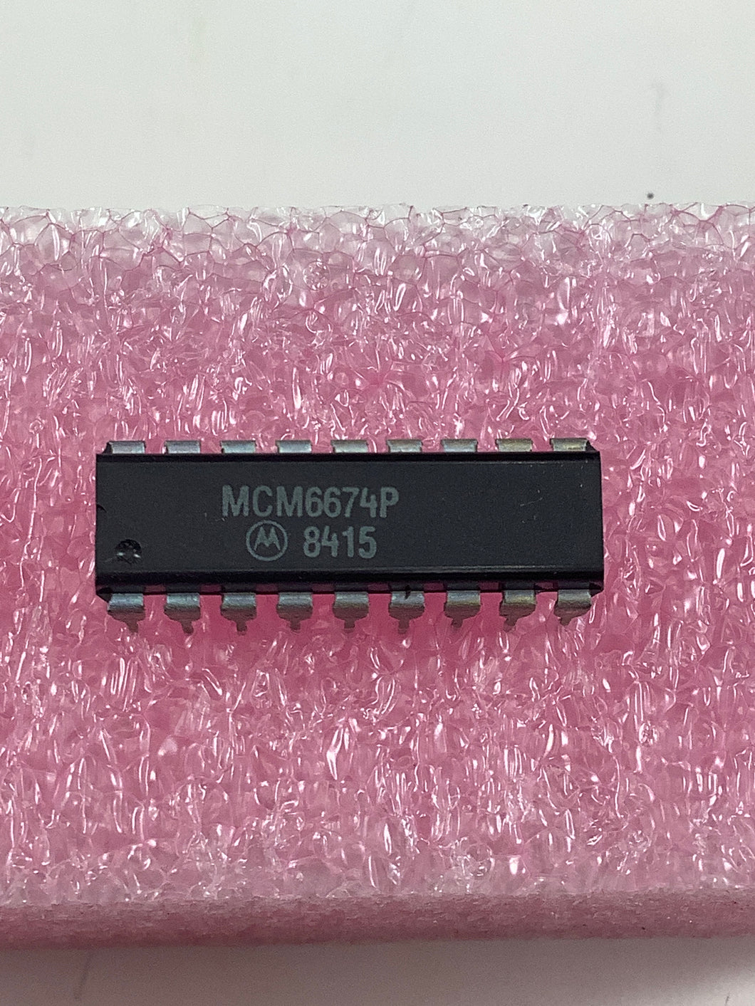 MCM6674P - MOTOROLA - CRT Character Display Controller, 7 X 5 Characters, CMOS, PDIP18