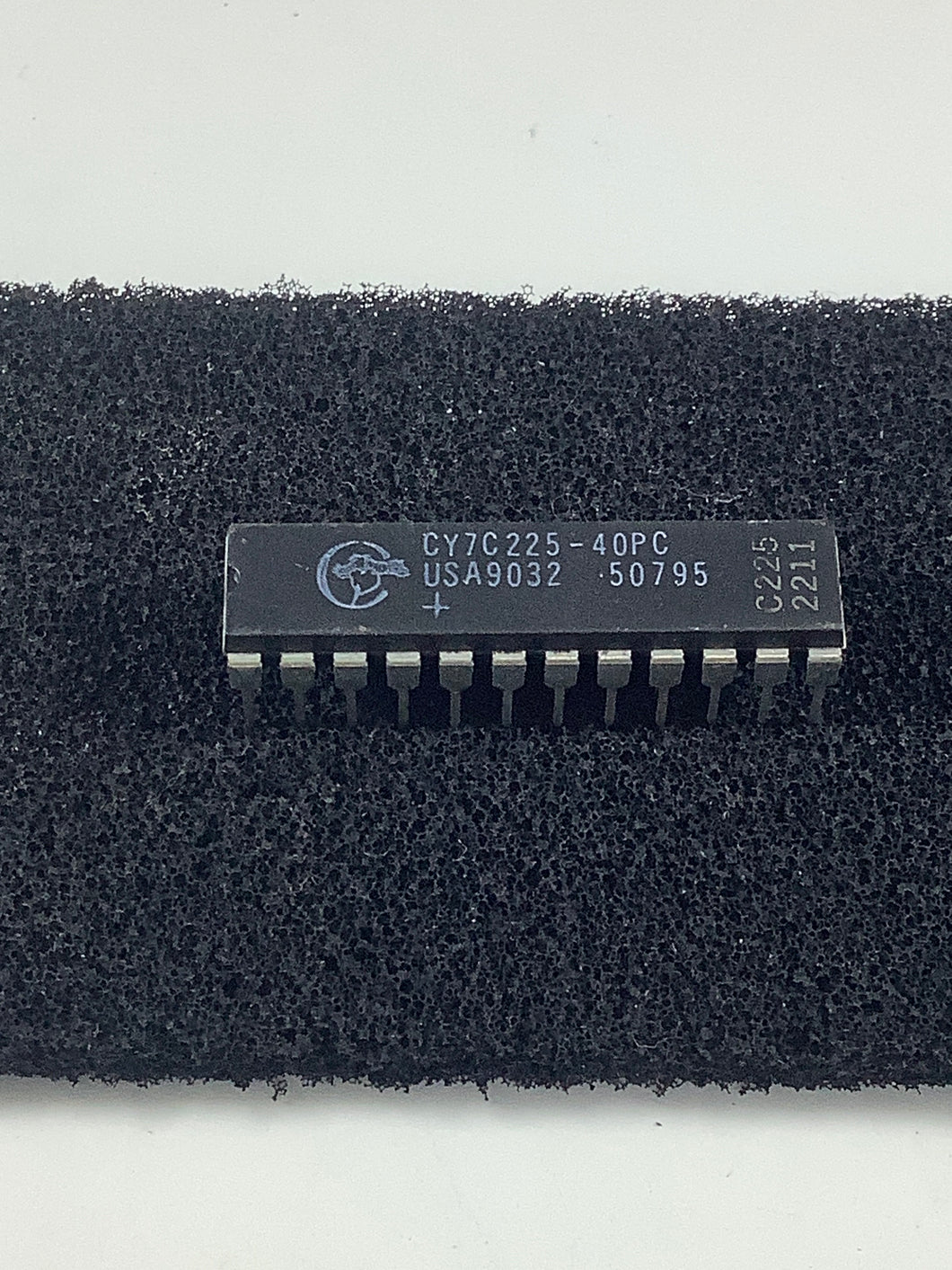 CY7C225-40PC - CYPRESS - 512 x 8 Registered PROM