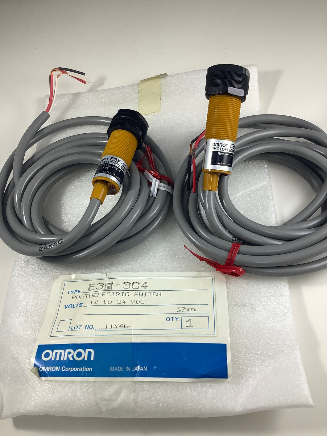 E3F-3C4 - OMRON - Cylindrical Photoelectric Switch with Built in Amplifier