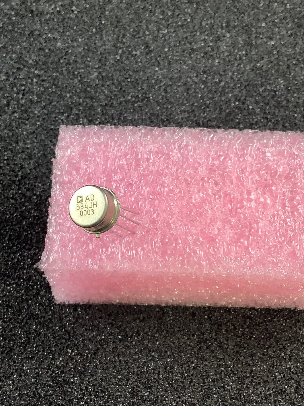 AD584JH - AD - 8-terminal precision voltage reference