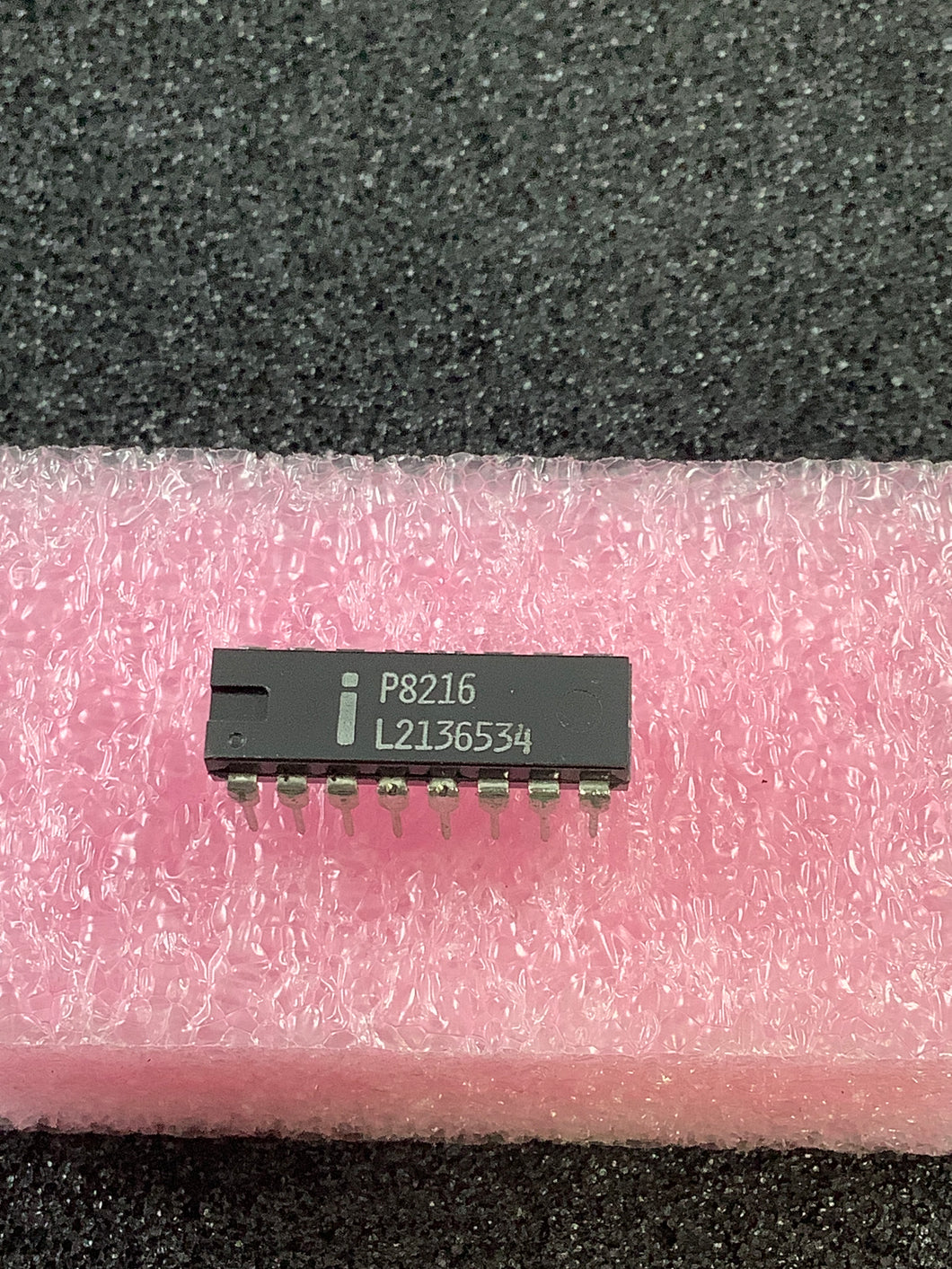 P8216 - INTEL - Four-Bit Parallel Bidirectional Bus Driver