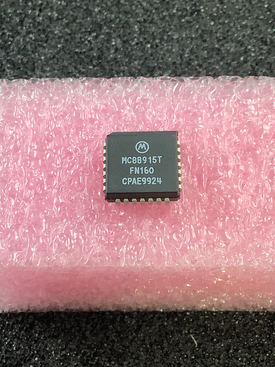 MC88915TFN160 - MOTOROLA - Clock Driver