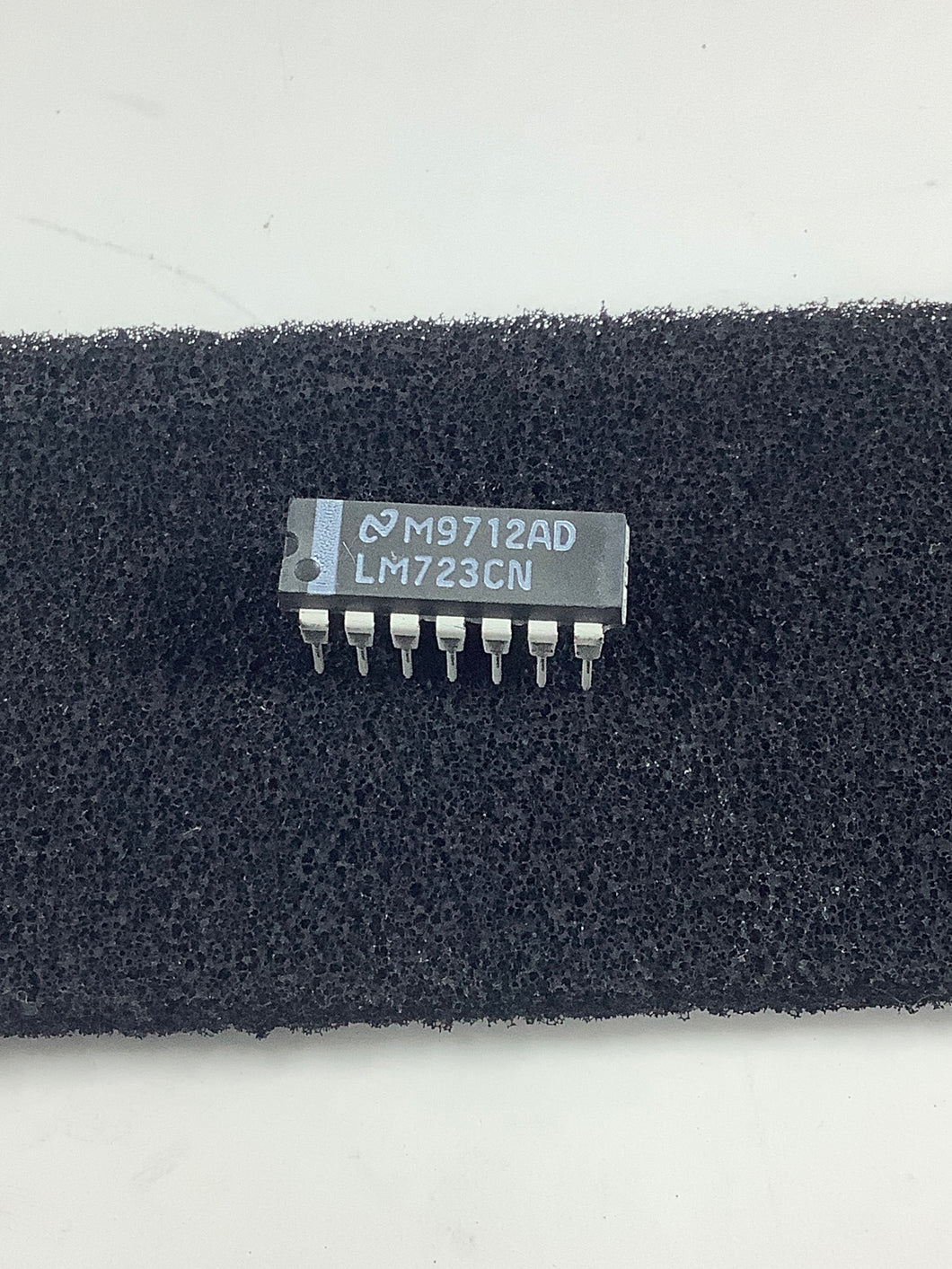 LM723CN - NATIONAL - Linear Voltage Regulator IC Positive Adjustable 1 Output 150mA 14-PDIP