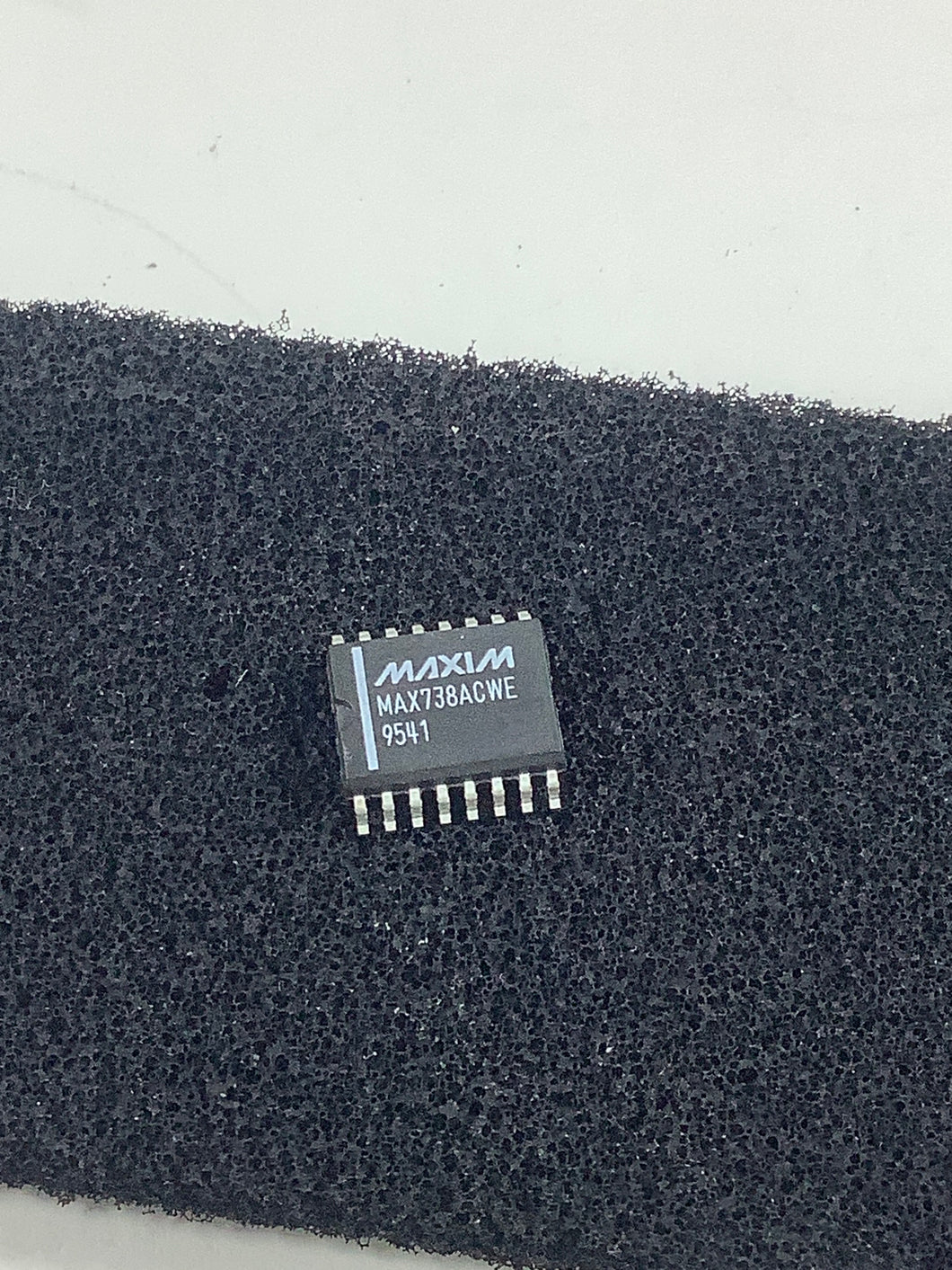 MAX738ACWE - MAXIM - Integrated Switching Voltage Regulators