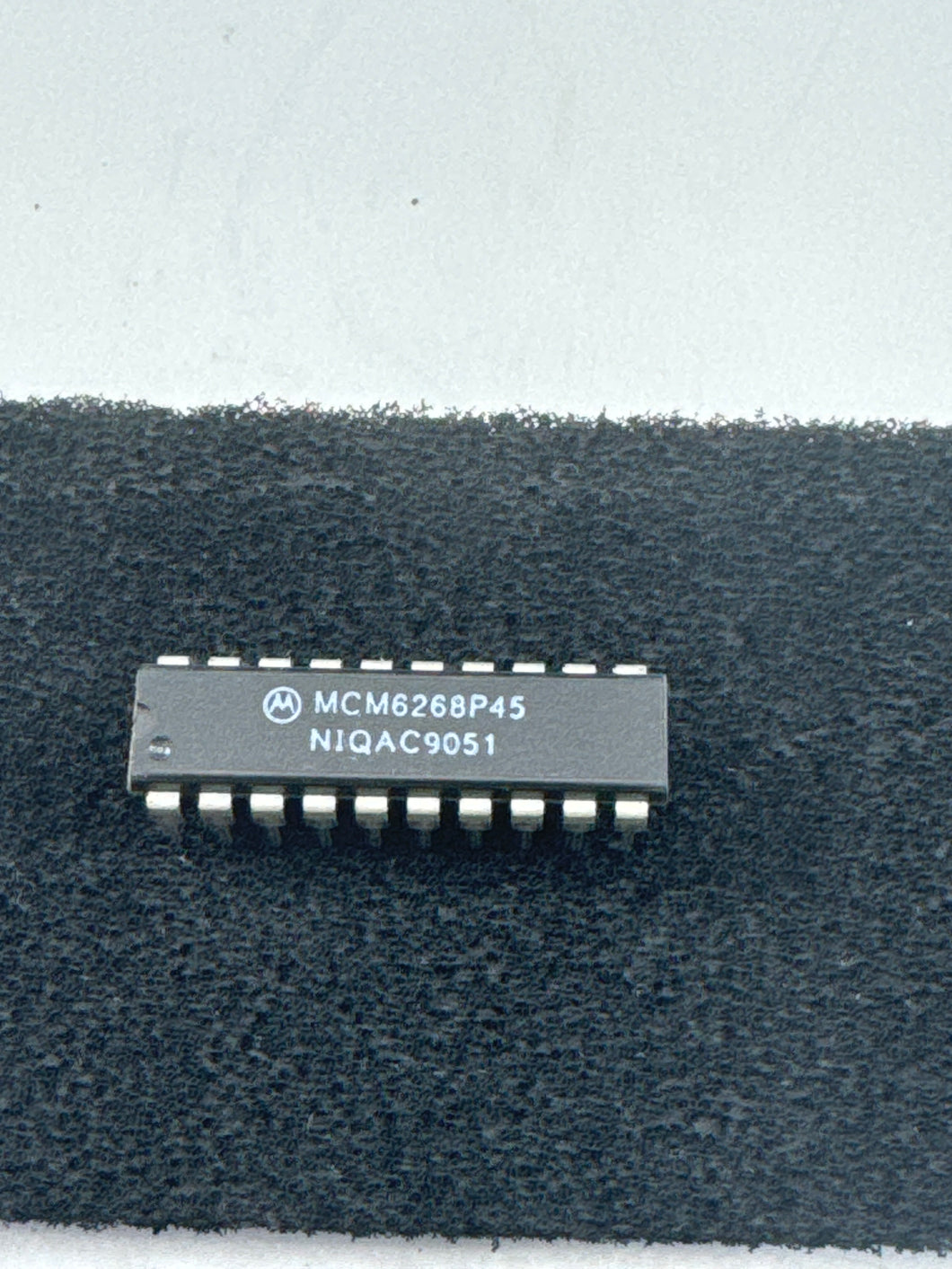 MCM6268P45 - MOTOROLA - Standard SRAM, 4KX4, 45ns, CMOS, PDIP20