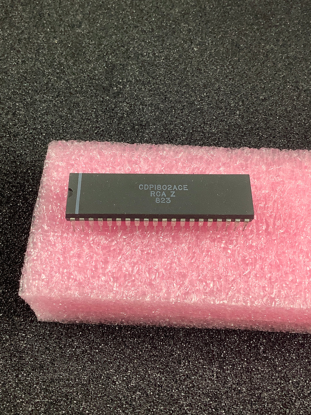 CDP1802ACE - RCA - CMOS 8-Bit Microprocessor.