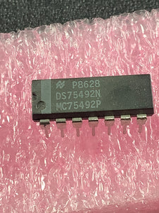 DS75492N - NSC - MOS-to-LED Digit Driver, Quad Segment Driver.
DUAL MARKED  / MC75492P