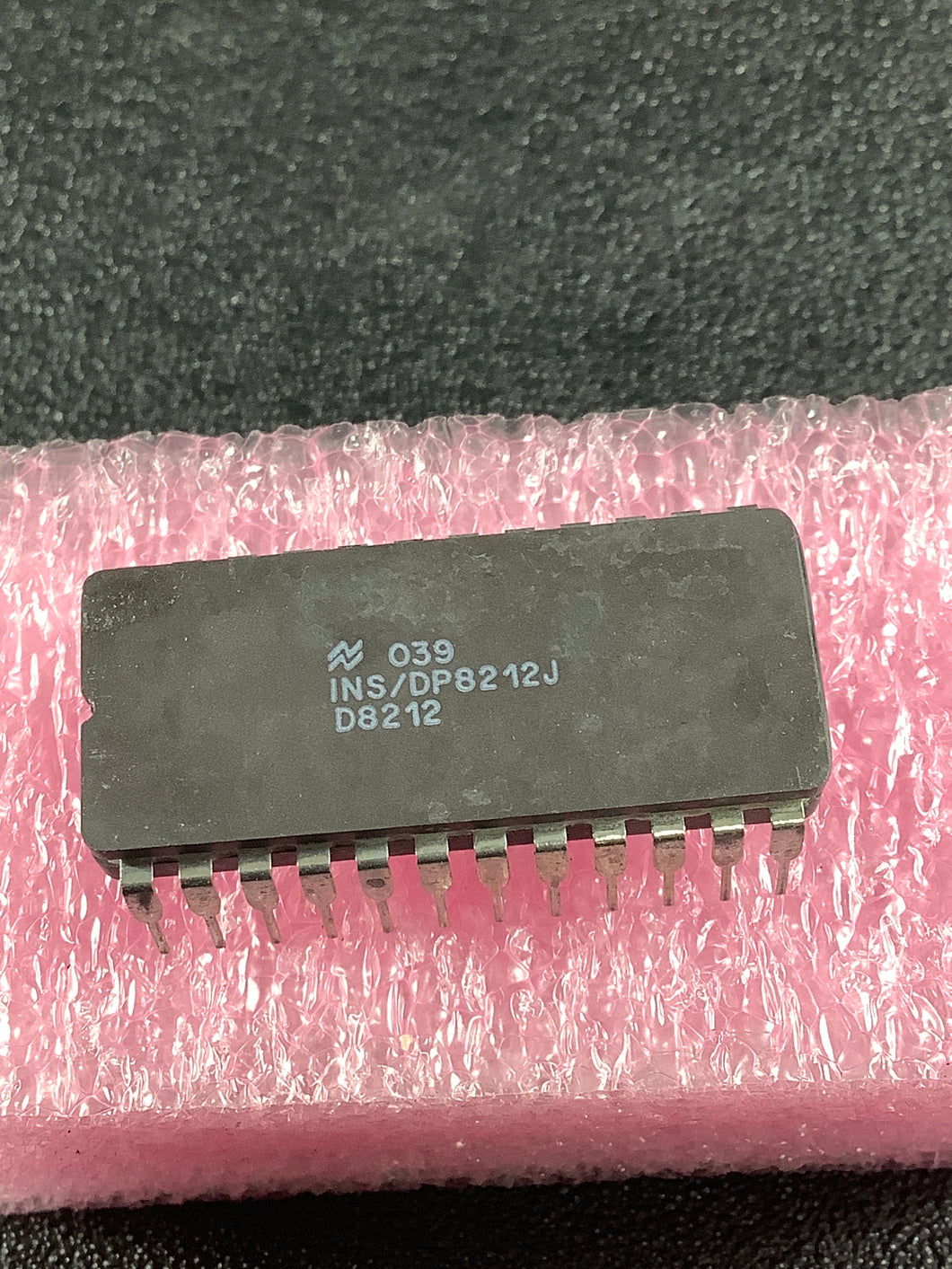 INS/DP8212J - NSC - 8-Bit Input/Output Port