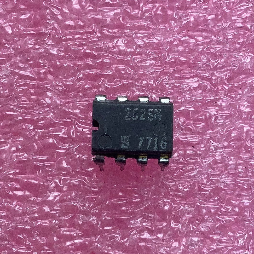 2525N - SIGNETICS - 1024-bit dynamic recirculating shift register IC 8 pin plastic DIP package.