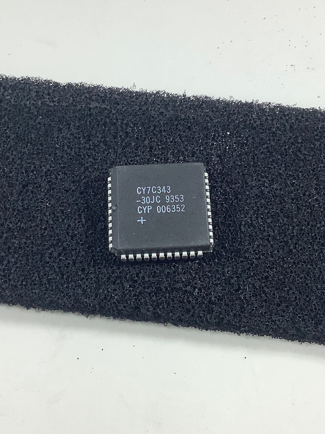 CY7C343-30JC - CYPRESS - Erasable Programmable Logic Device (EPLD)