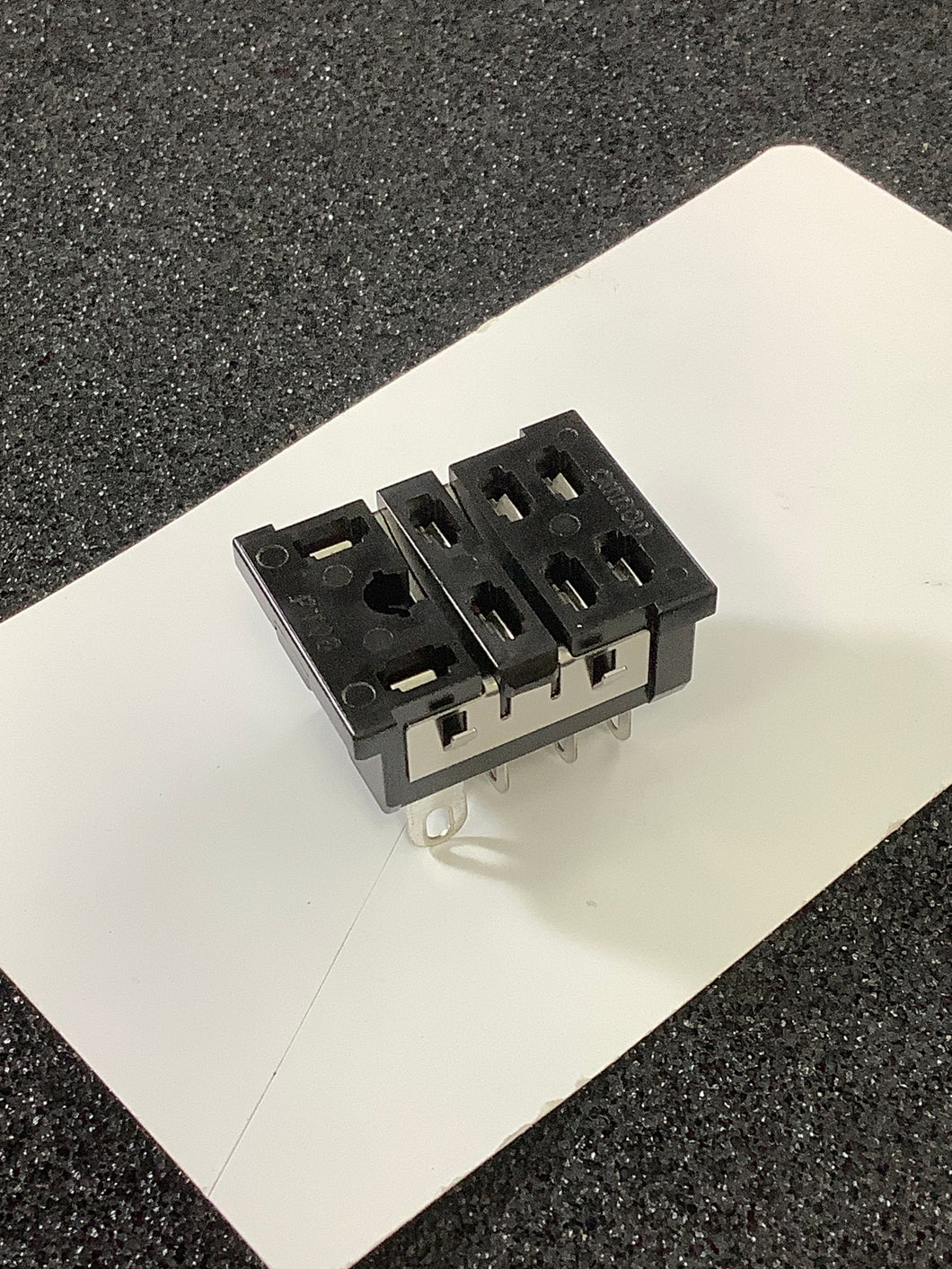 PT08 - OMRON - Relay Socket; 8 Pin; 2 Pole