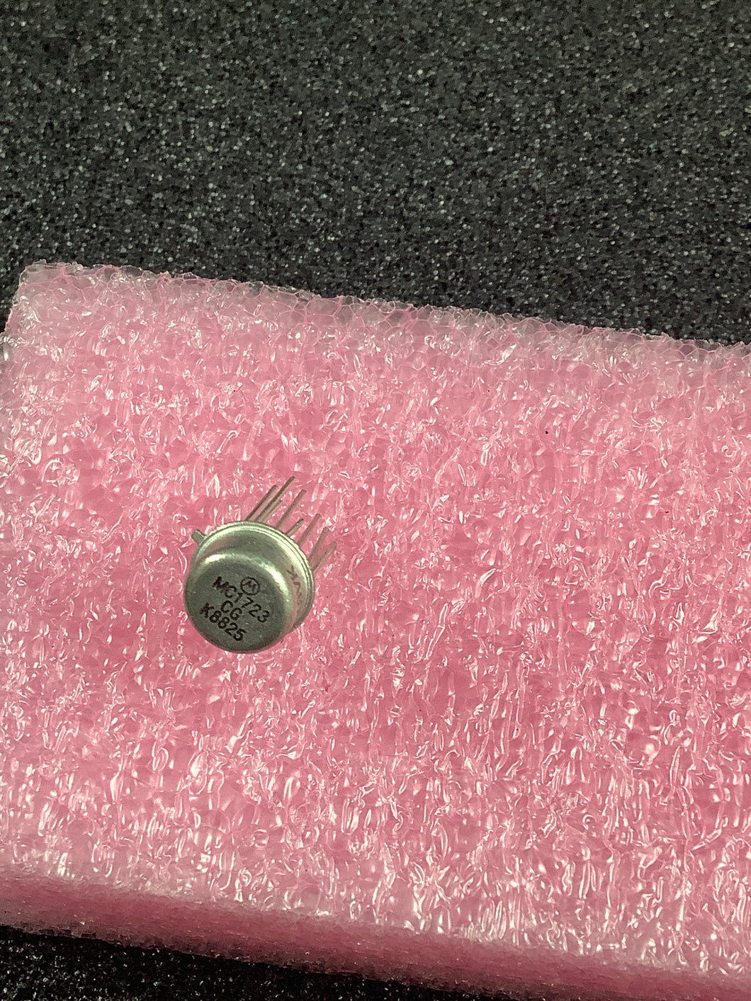 MC1723CG - MOTOROLA - VOLTAGE REGULATOR 2-37V 150mA. TO-99.