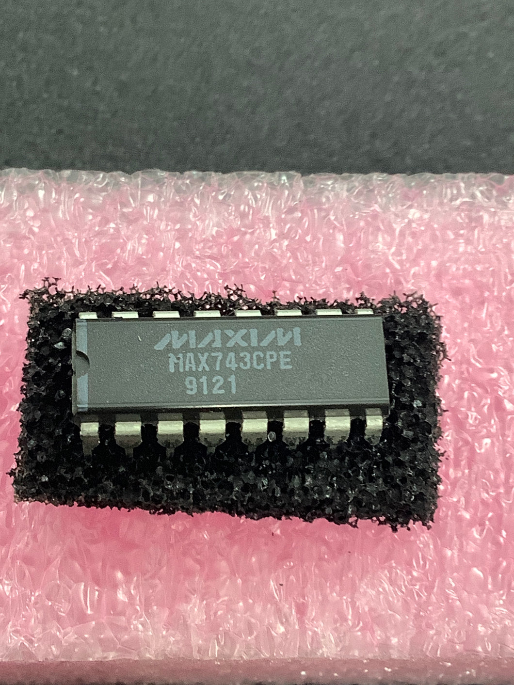 MAX743CPE - MAXIM - Switching Voltage Regulators Dual-Out PWM Switch Mode Regulator