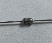 Load image into Gallery viewer, 1N4686 - 10 pack - MOTOROLA - 3.9V 250MW ZENIER DIODE 10 PCS
