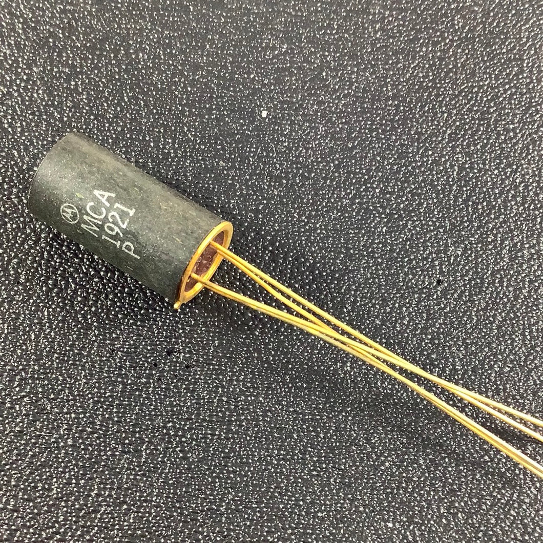 MCA1921P - MOTOROLA - REFERANCE AMPLIFIER TRANSISTOR